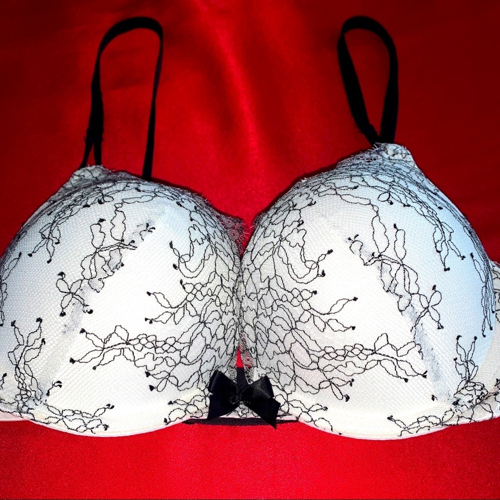 Victoria Secret Bombshell Lace Plunge Push Up Bra